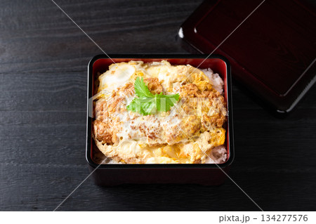 ボリューム感のある作りたてのカツ重 134277576