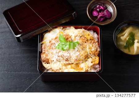 ボリューム感のある作りたてのカツ重 134277577