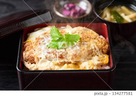 ボリューム感のある作りたてのカツ重 134277581