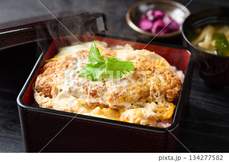 ボリューム感のある作りたてのカツ重 134277582