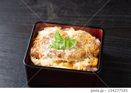 ボリューム感のある作りたてのカツ重 134277585