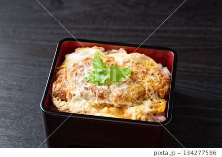 ボリューム感のある作りたてのカツ重 134277586