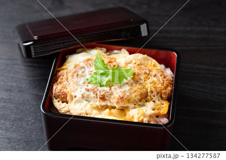 ボリューム感のある作りたてのカツ重 134277587