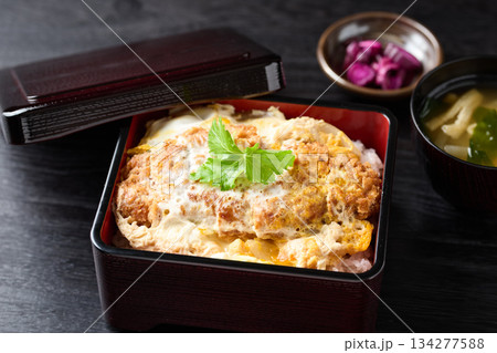 ボリューム感のある作りたてのカツ重 134277588