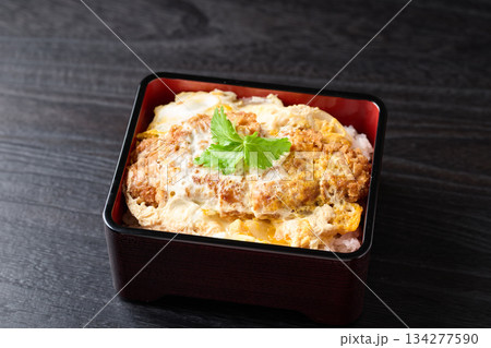 ボリューム感のある作りたてのカツ重 ボリューム感のある作りたてのカツ重 134277590