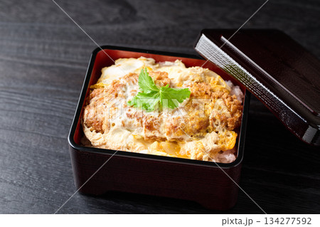 ボリューム感のある作りたてのカツ重 134277592