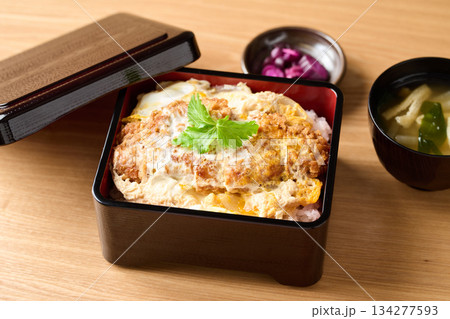 ボリューム感のある作りたてのカツ重 134277593