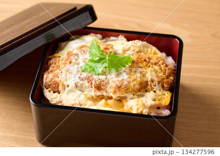 ボリューム感のある作りたてのカツ重 134277596