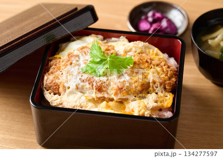 ボリューム感のある作りたてのカツ重 ボリューム感のある作りたてのカツ重 134277597