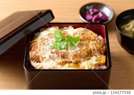 ボリューム感のある作りたてのカツ重 134277598