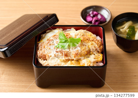 ボリューム感のある作りたてのカツ重 134277599