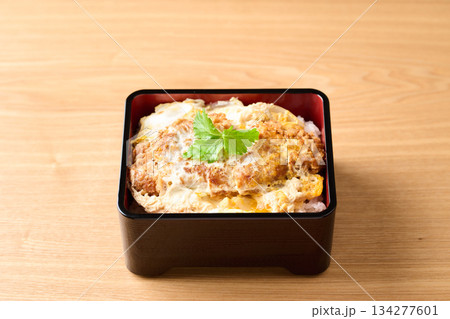 ボリューム感のある作りたてのカツ重 134277601