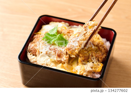 ボリューム感のある作りたてのカツ重 ボリューム感のある作りたてのカツ重 134277602