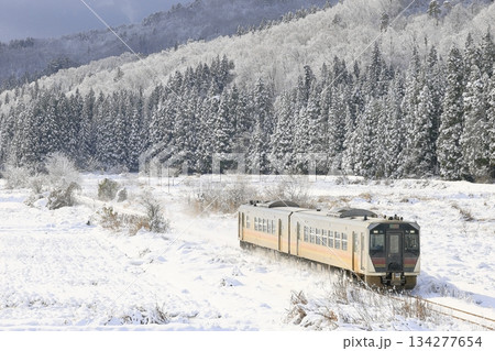 雪景色の磐越西線 134277654