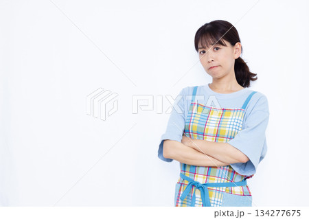 腕組みをして困っている主婦 腕組みをして困っている主婦 134277675