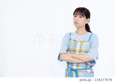 腕組みをして困っている主婦 134277676