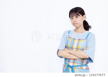 腕組みをして困っている主婦 腕組みをして困っている主婦 134277677