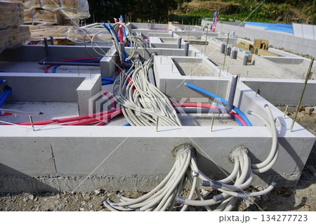 集合住宅の基礎の給水管・排水管の基礎工事　 134277723