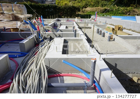 集合住宅の基礎の給水管・排水管の基礎工事　 134277727
