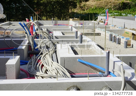 集合住宅の基礎の給水管・排水管の基礎工事　 134277728