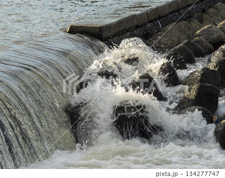 水飛沫が上がる柏原堰堤の風景 134277747