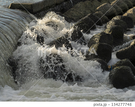 水飛沫が上がる柏原堰堤の風景 134277748