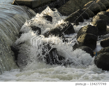 水飛沫が上がる柏原堰堤の風景 134277749