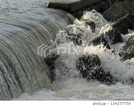 水飛沫が上がる柏原堰堤の風景 134277750