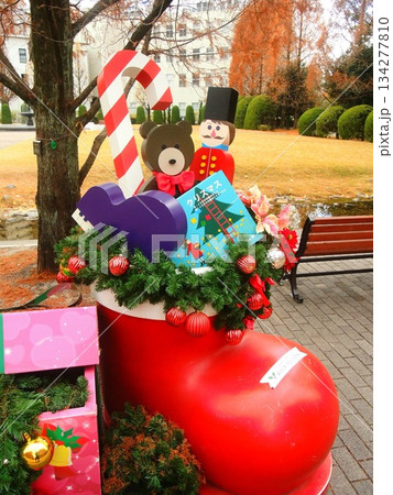 街角のクリスマスプレゼント赤いブーツ 134277810