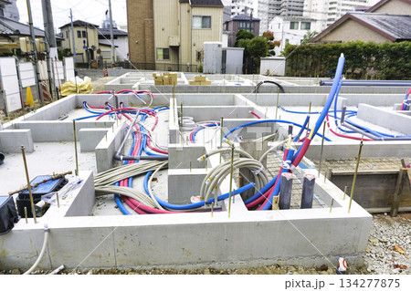 集合住宅、工事現場に設置されたコンクリートブロック 134277875