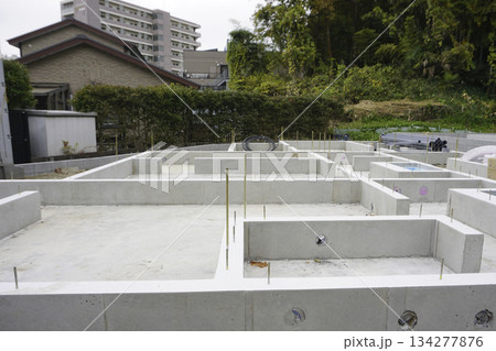 集合住宅、工事現場に設置されたコンクリートブロック 134277876