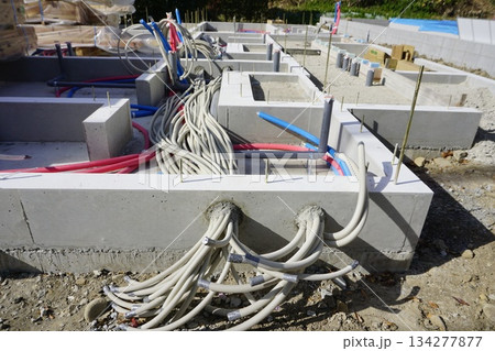 集合住宅、工事現場に設置されたコンクリートブロック 集合住宅、工事現場に設置されたコンクリートブロック 134277877
