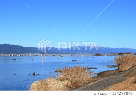冠雪した蓬莱山と琵琶湖漕艇場の練習風景 134277879