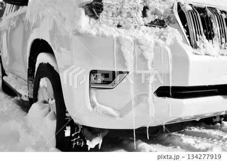 氷点下の「北海道」車のバンパーに付いた「つらら」白黒 氷点下の「北海道」車のバンパーに付いた「つらら」白黒 134277919