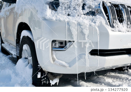 氷点下の「北海道」車のバンパーに付いた「つらら」 134277920