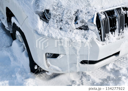 氷点下の「北海道」車のバンパーに付いた「つらら」 134277922