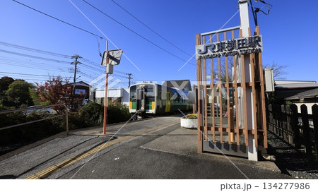 JR久留里線の東横田駅駅舎、ホームに停車中の久留里線の列車 134277986
