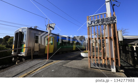 JR久留里線の東横田駅駅舎、ホームには久留里線の動き始めた列車 JR久留里線の東横田駅駅舎、ホームには久留里線の動き始めた列車 134277988