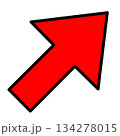 右斜め上向きのシンプルな赤い矢印 134278015
