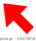 左斜め上向きのシンプルな赤い矢印 134278018