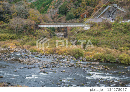 初冬の木津川風景　関西本線鉄橋　京都府笠置町 134278057