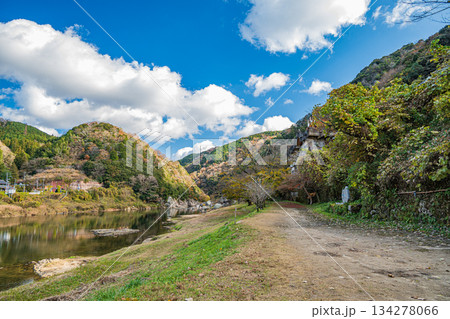 初冬の木津川風景 京都府笠置町 初冬の木津川風景 京都府笠置町 134278066