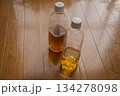 飲みかけのペットボトルのお茶 134278098