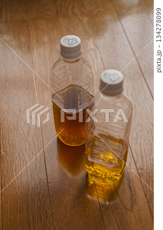 飲みかけのペットボトルのお茶 134278099