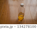 飲みかけのペットボトルのお茶 134278100