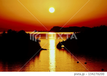 冬の夕日岬の美しい夕日のライン 冬の夕日岬の美しい夕日のライン 134278200