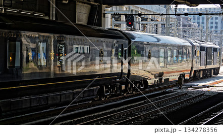 博多駅を発車するJR九州のクルーズトレイン「ななつ星in九州」 博多駅を発車するJR九州のクルーズトレイン「ななつ星in九州」 134278356