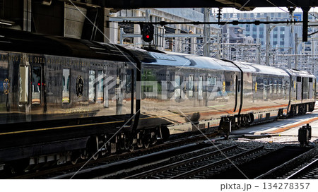 博多駅を発車するJR九州のクルーズトレイン「ななつ星in九州」 博多駅を発車するJR九州のクルーズトレイン「ななつ星in九州」 134278357