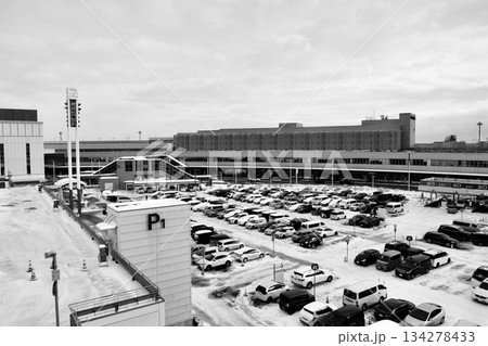 国内線ターミナルをバックに雪が積もった「北海道新千歳空港」B駐車場「白黒」 134278433
