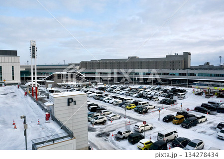 国内線ターミナルをバックに雪が積もった「北海道新千歳空港」B駐車場 134278434